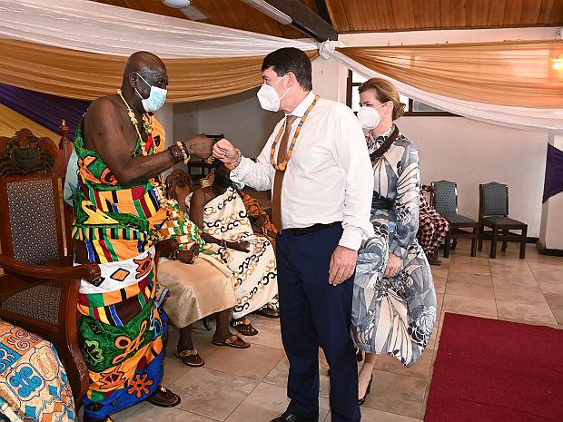 A képen: Áder János és felesége, Herczegh Anita Cape Coast-on találkozott II. Osabarimba Kwesi Atta helyi törzsi királlyal.