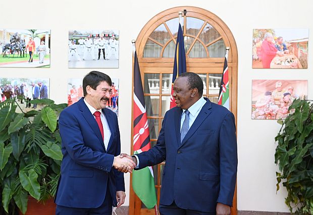 Áder Jánost Uhuru Kenyatta, Kenya köztársasági elnöke fogadta Nairobiban, az elnöki palotában.