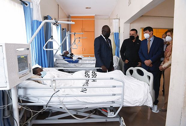 A képen: Áder János és Herczegh Anita, valamint Mutaki Kagwe egészségügyi miniszter a Nemzeti Gerincsebészeti Kórházban.
