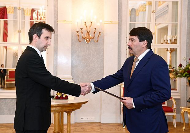 Áder János köztársasági elnök – a Gazdasági Versenyhivatal elnökének javaslatára – 2022. március 1-jei hatállyal hat évig terjedő időtartamra a Gazdasági Versenyhivatal Versenytanácsának tagjává ismételten kinevezte Dudra Attilát a Sándor-palotában.