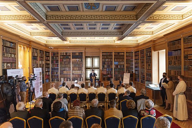 A képen: Áder János a Csornai Premontrei Apátság muzeális könyvtárában rendezett ünnepségen.