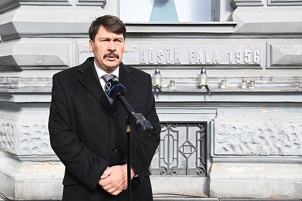 Áder János köztársasági elnök és felesége, Herczegh Anita a kommunizmus áldozatainak emléknapján gyertyát gyújtott a Terror Háza Múzeumnál, a Hősök Falánál.