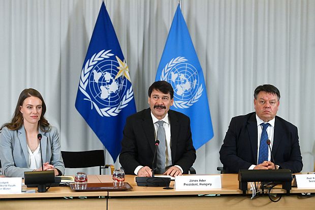 A képen: Áder János, Lindsey Blodgett, az Ifjúsági Vízügyi Világparlament (World Youth Parliament for Water) korábbi elnöke és Petteri Taalas, a Meteorológiai Világszervezet (WMO) főtitkára a Víz- és Klímaügyi Vezetői Testület tanácskozása után tartott sajtótájékoztatón az ENSZ genfi központjában.