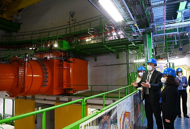 A képen: Áder János és felesége, Herczegh Anita megtekinti a nagy hadronütköztetőt a Nukleáris Kutatások Európai Központjában (CERN, Centre Européen pour la Recherche Nucléaire).