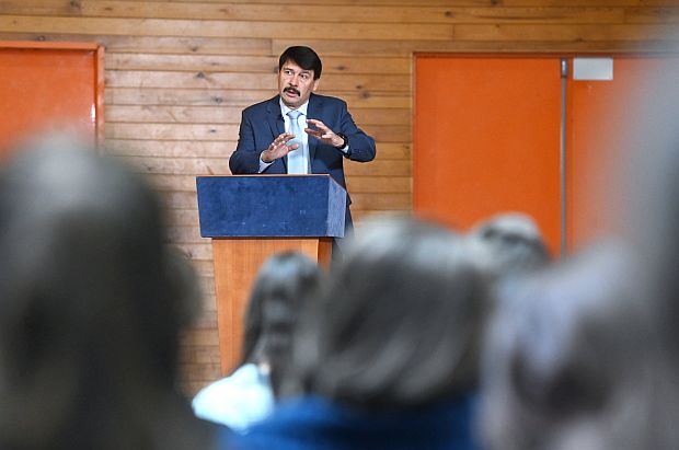 Áder János köztársasági elnök a klímaváltozással kapcsolatos előadást tartott a budapesti II. Rákóczi Ferenc Gimnázium diákjainak.