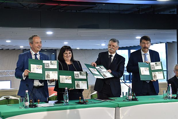 A képen: Homonnay Géza, a Magyar Bélyeggyűjtők Országos Szövetsége elnöke, Hegmanné Nemes Sára, a Magyar Posta Zrt. elnöke, Kövér László, az Országgyűlés elnöke és Áder János a megnyitó ünnepség alkalmából kibocsájtott bélyegekkel.