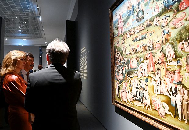 A képen: Áder János és felesége, Herczegh Anita Baán Lászlóval, a Szépművészeti Múzeum főigazgatójával beszélget a kiállítás megnyitóján.