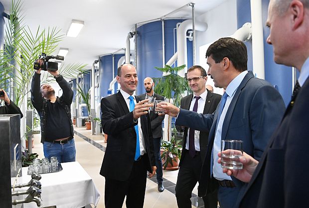 A képen: Áder János és Kurdi Viktor, a BácsVíz Zrt. elnök-vezérigazgatója.