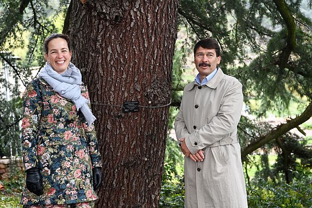 A képen: Áder János és Folly Réka, a badacsonytomaji Folly Arborétum örököse az elnöki látogatás alkalmából örökbe fogadott himalájai cédrus előtt.