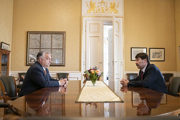 Áder János köztársasági elnök fogadta Orbán Viktort, az országgyűlési választásokon győztes Fidesz-KDNP pártszövetség miniszterelnök-jelöltjét a Sándor-palotában.