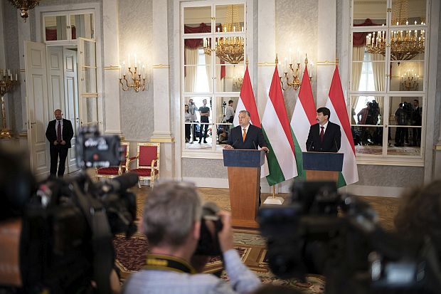 Áder János köztársasági elnök fogadta Orbán Viktort, az országgyűlési választásokon győztes Fidesz-KDNP pártszövetség miniszterelnök-jelöltjét a Sándor-palotában.
