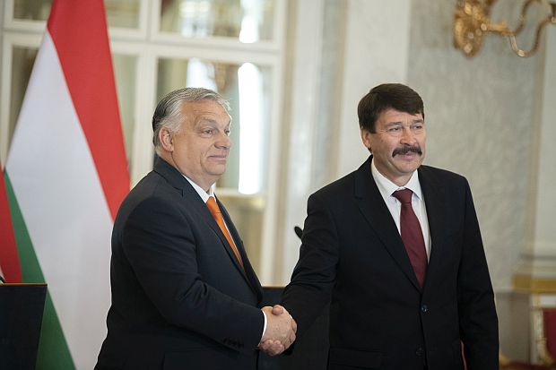 Áder János köztársasági elnök fogadta Orbán Viktort, az országgyűlési választásokon győztes Fidesz-KDNP pártszövetség miniszterelnök-jelöltjét a Sándor-palotában.