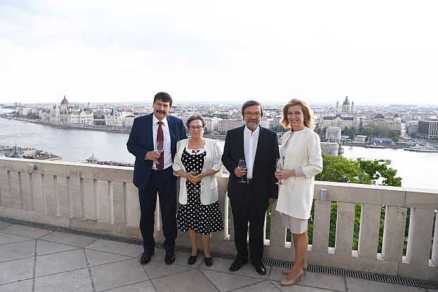 A képen: Áder János, Herczegh Anita, Kónya Imre és felesége, Kónyáné Kutrucz Katalin, egykori országgyűlési képviselő, az Állambiztonsági Szolgálatok Történeti Levéltára (ÁBTL) volt főigazgató-helyettese a Sándor-palota teraszán.