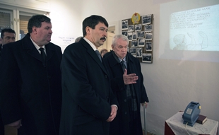 A képen: Áder János, Arany-Tóth Ferenc, a békéssámsoni ellenállócsoport tagja és Zámbori Tamás polgármester megtekinti a békéssámsoni ellenálló csoport történetéről nyílt kiállítást a Szabadság Házában.
