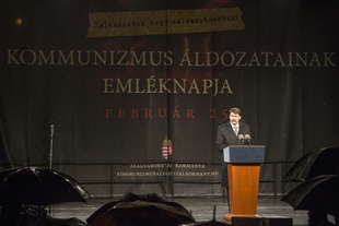 Áder János köztársasági elnök Békéssámsonban részt vett és beszédet mondott a Kommunizmus Áldozatainak Emléknapja alkalmából rendezett megemlékezésen.