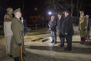 A képen: Áder János, Tóth József, a békéssámsoni ellenállócsoport egyik életben lévő tagja és Zámbori Tamás polgármester fejet hajt Annus István, a Magyar Ellenállási Mozgalom vezetőjének szobránál.